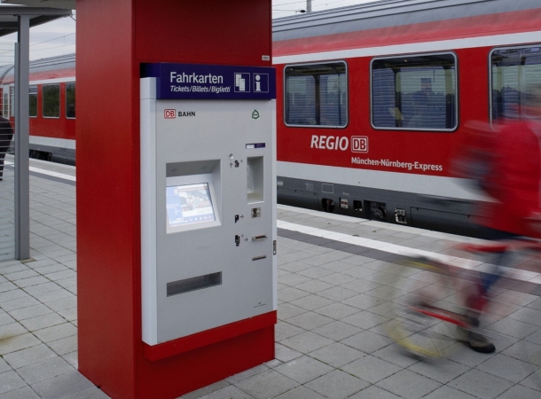 Mehr Service für Bahnreisende: Wieder Schaffner in vielen Regionalbahnen.