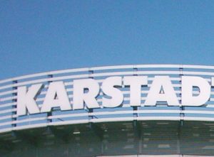 Karstadt will Mitarbeiter mit leistungsabhängiger Zahlung motivieren.