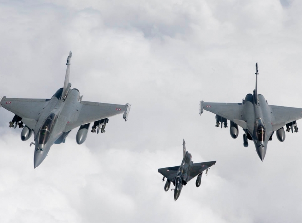 NATO unterzieht Libyen mit Luftangriffen