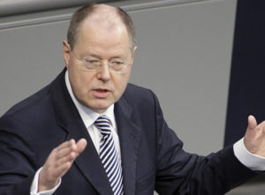 Peer Steinbrück kritisiert den Umgang der italienischen Regierung mit der Finanz- und Schuldekrise.